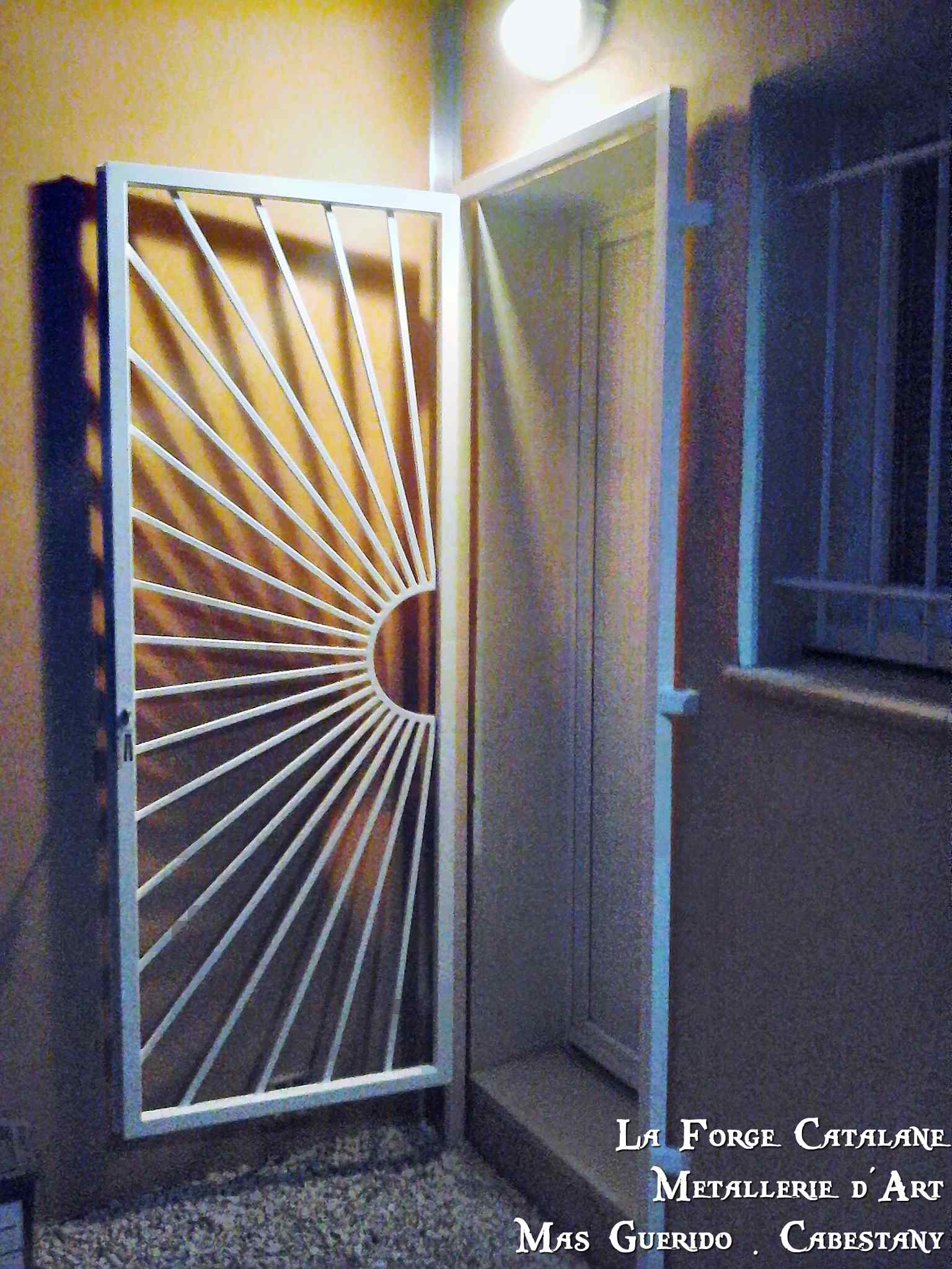 grille articulee forge motif soleil forge catalane.jpg